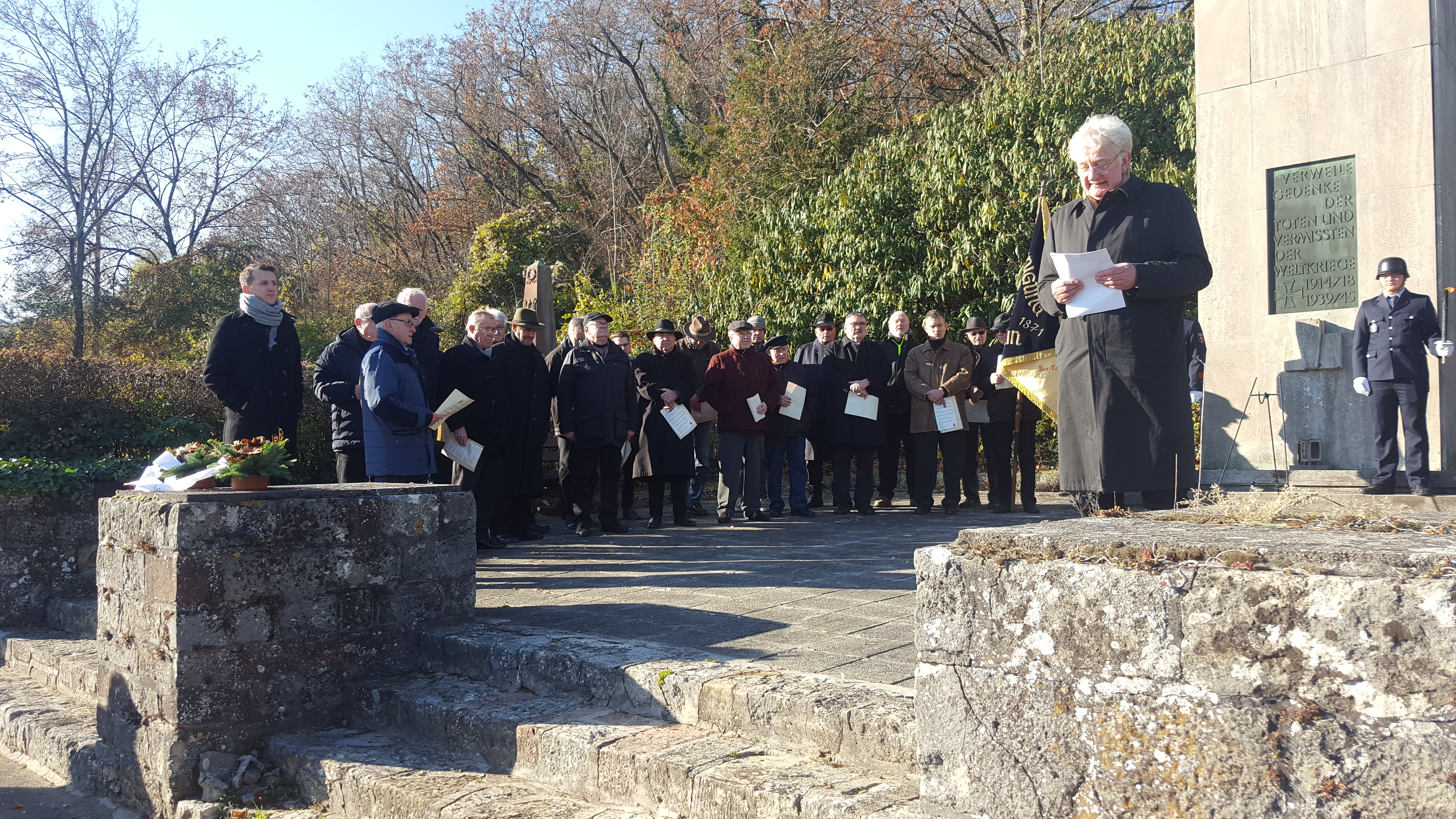 Gerd Strotkötter begrüßt die Laubenheimer Sänger zur Gedenkfeier auf dem Friedhof.