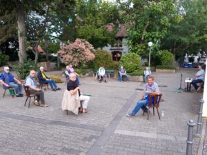 Juli 2020: Der Männerchor probt auf dem Longchamp-Platz.